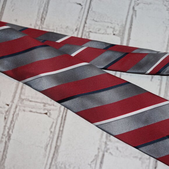 ✨ Vintage Red, Blue & Silver Tie by Wembley Polysilk Luxury (56" x 3") - Picture 3 of 4